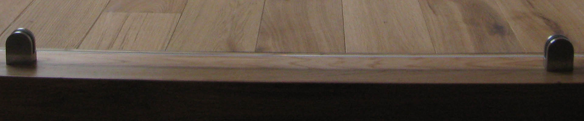09b.Schody dębowe w naturalnym kolorze, klejone do betonu. wykonane z litego drewna